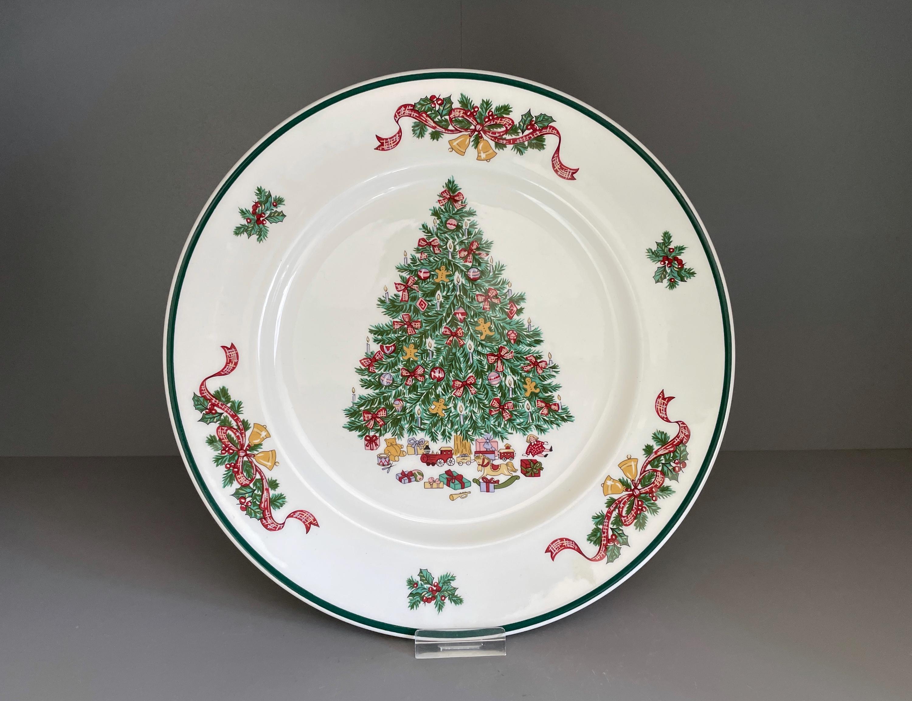 Johnson Bros Victorian Christmas dinner plate decorated with a traditional Christmas tree, toys and presents, c.1990s - 10.25"