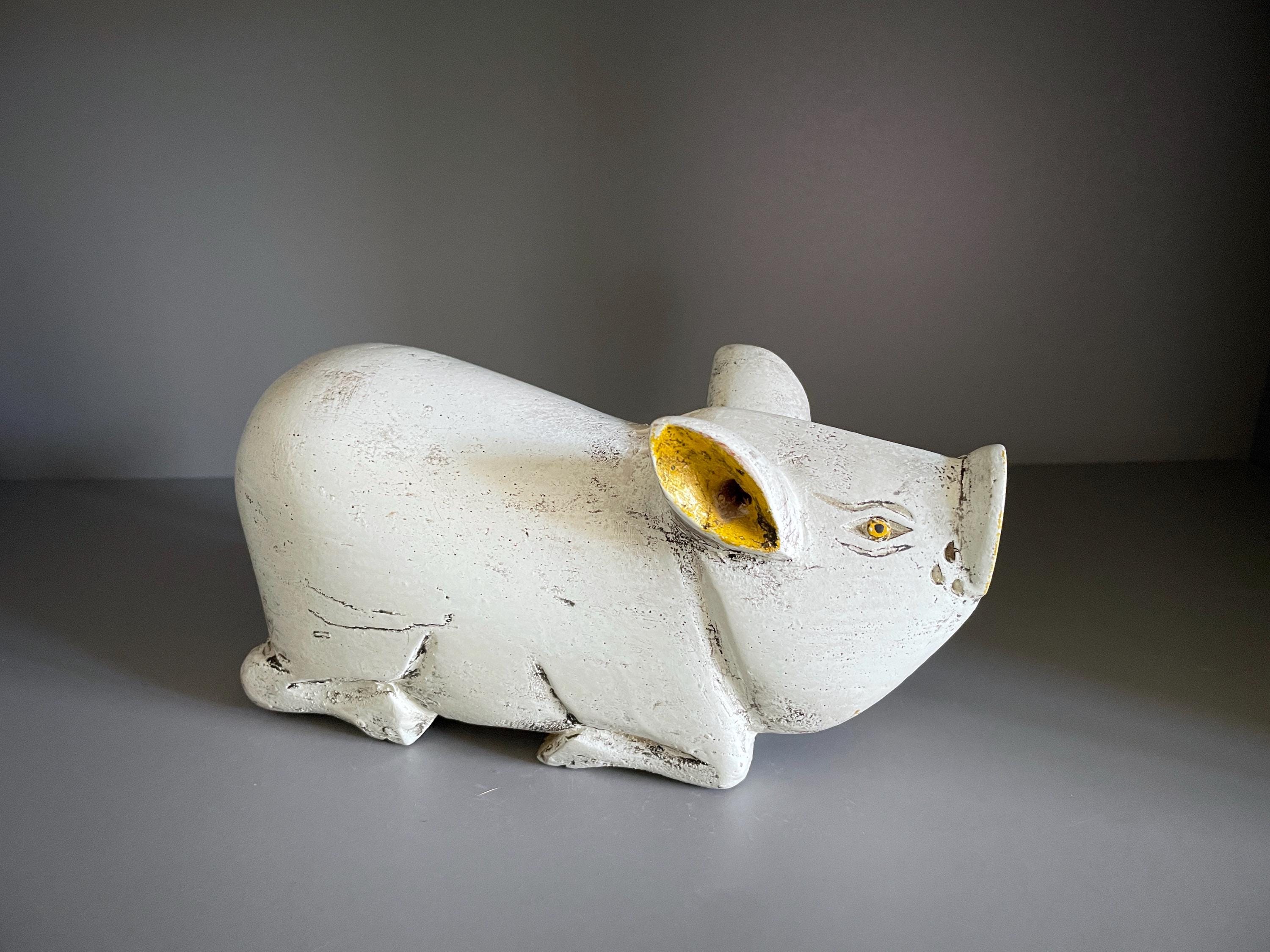 手彫りの木製豚の置物、不機嫌そうな顔、素朴な白い装飾、8インチ