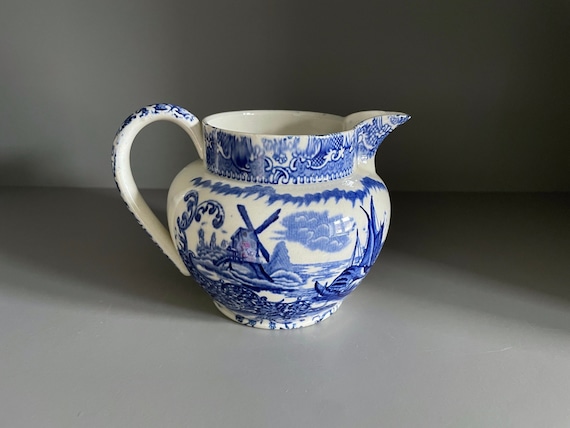Possil Pottery オランダの水差し: Nautilus Porcelain ブルーの 