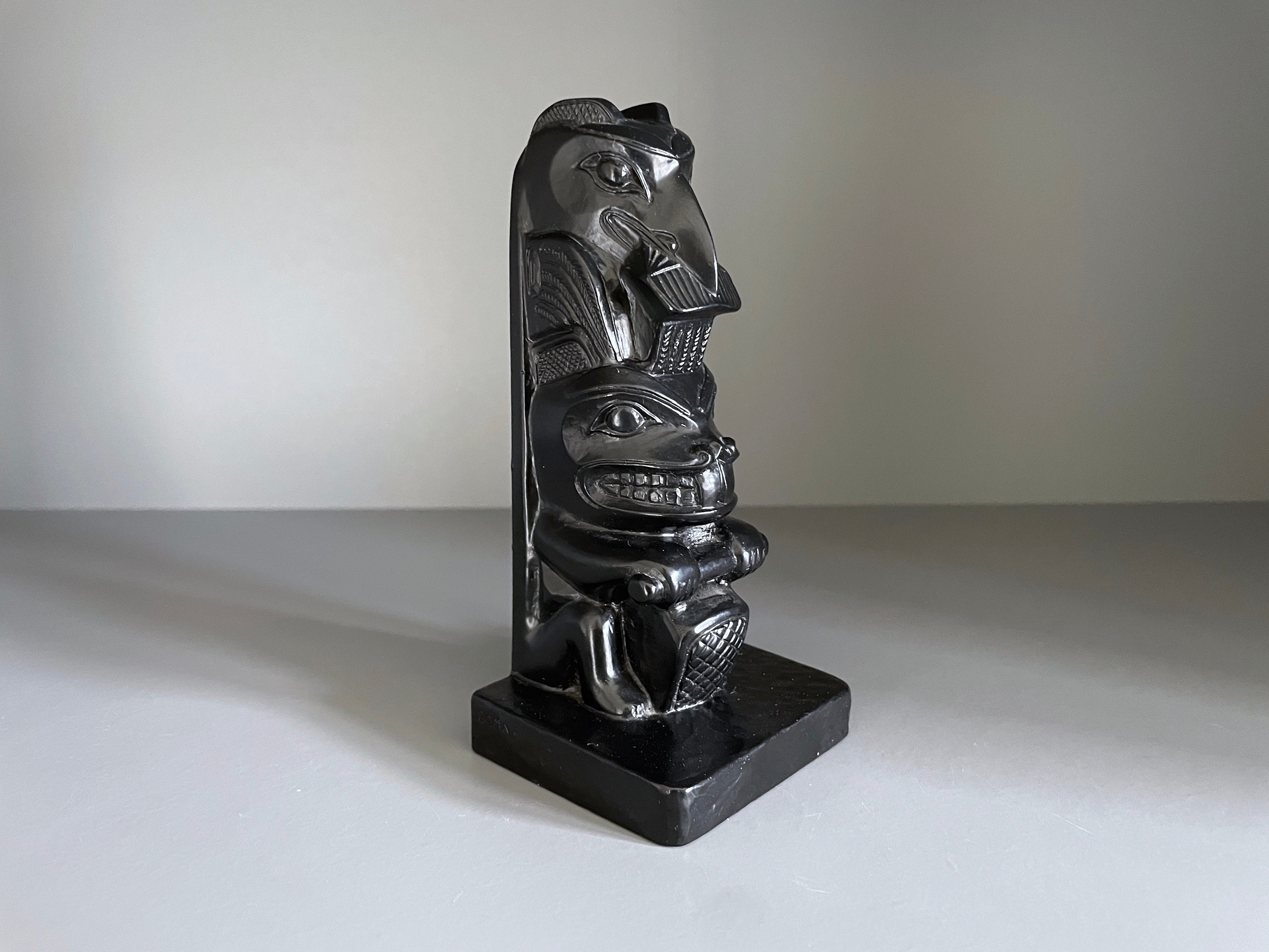 Totem vintage de Boma Reproduction canadienne Haida Cast Figure Mass of  Resin Totem Pole Totem Art Tiki 1980-90 -  France