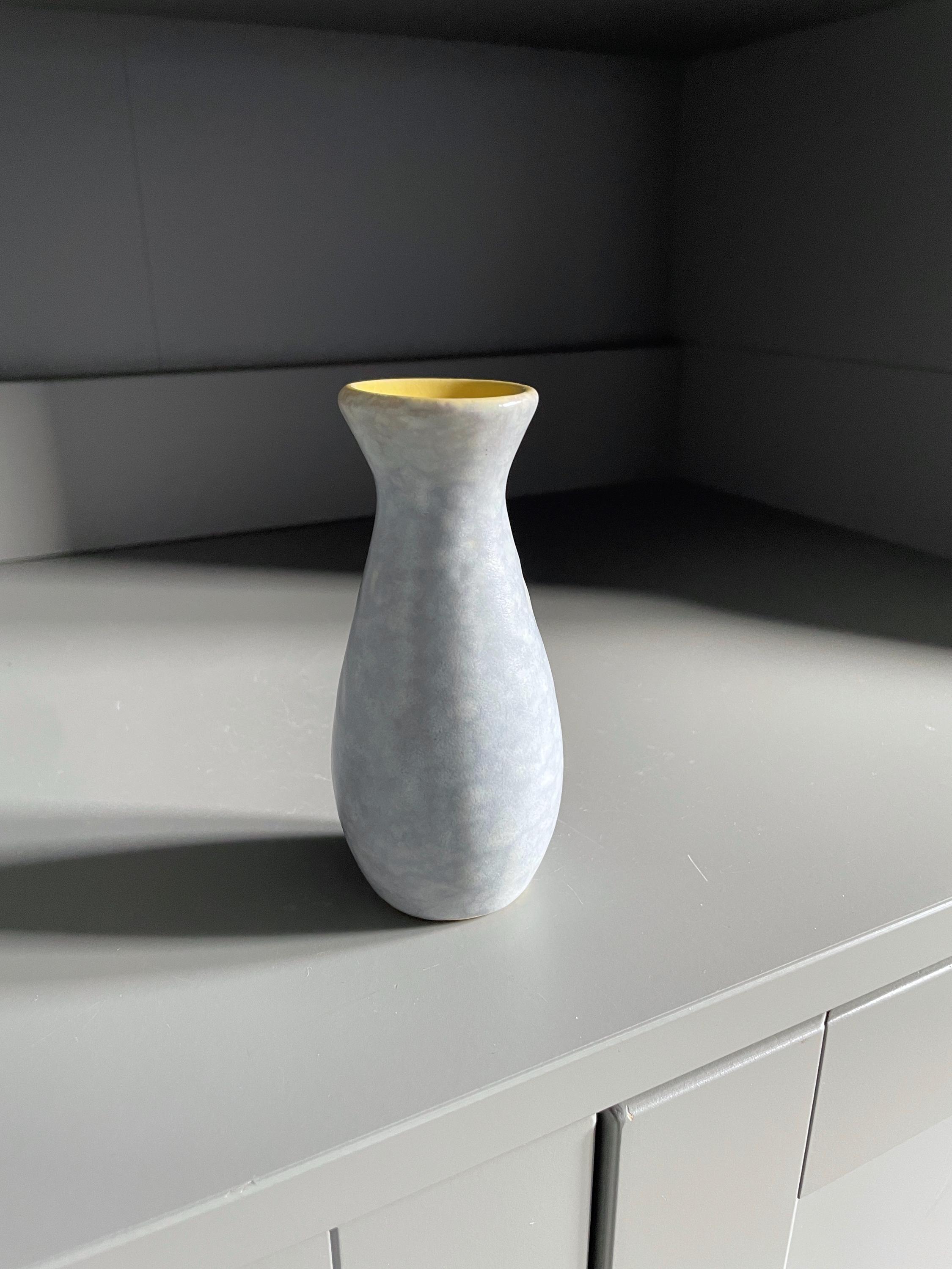 西ドイツの陶器の花瓶 - 斑点のある青灰色の釉薬と黄色の内側 (4.75