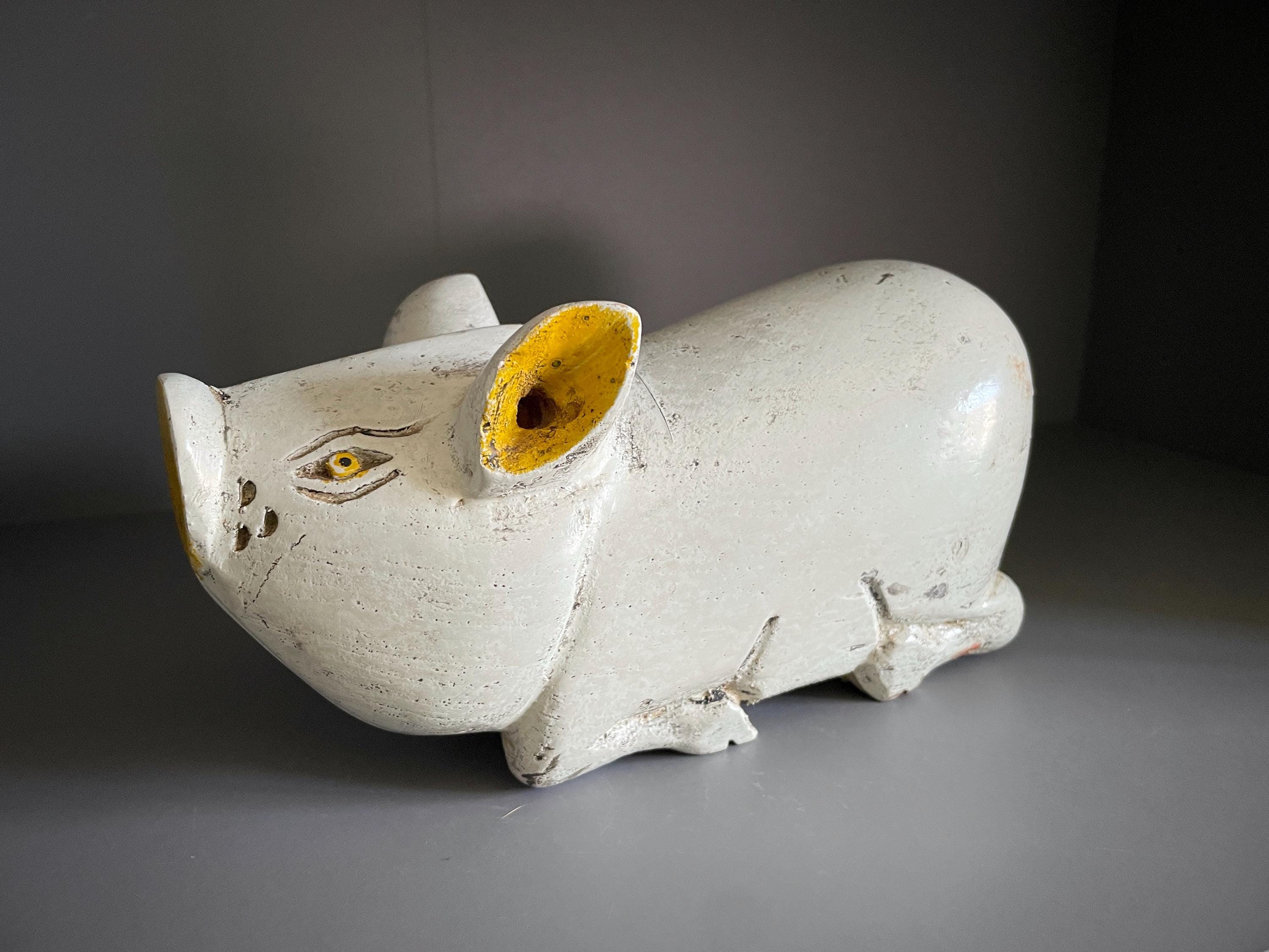 手彫りの木製豚の置物、不機嫌そうな顔、素朴な白い装飾、8インチ