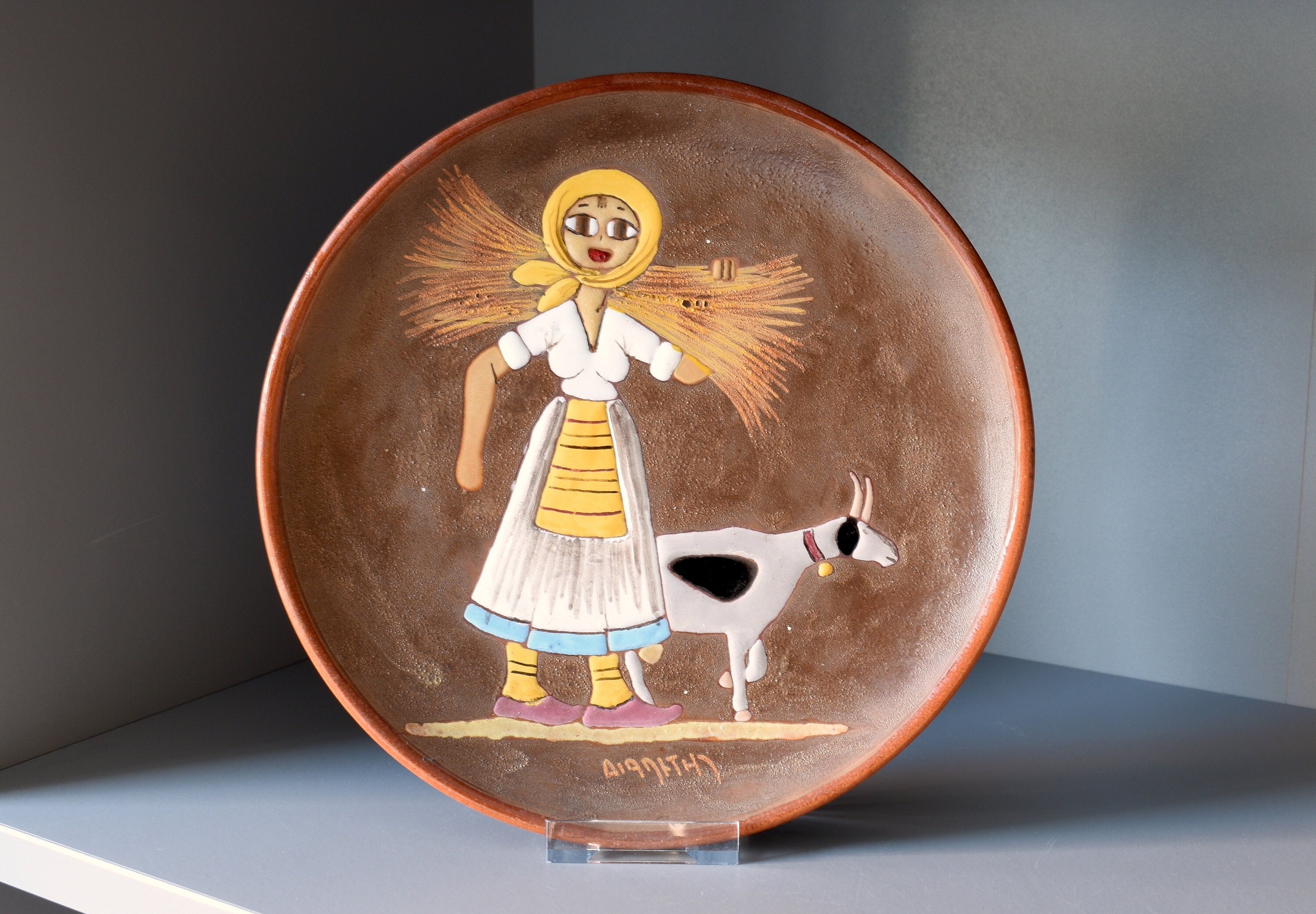 ギリシャ陶器の壁掛けプレート、素朴な田園風景を様式化 - 8.75インチ