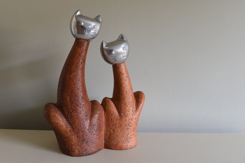 Grande sculpture de chat stylisé, décoration originale, deux chats assis au long cou avec tête en acier inoxydable et jolies têtes de chaton 29 cm de haut image 1
