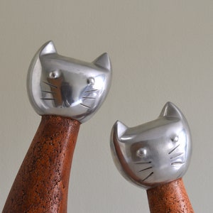 Grande sculpture de chat stylisé, décoration originale, deux chats assis au long cou avec tête en acier inoxydable et jolies têtes de chaton 29 cm de haut image 9