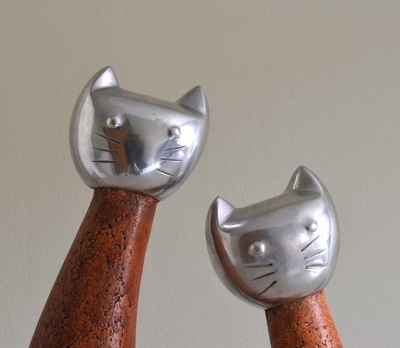 Grande sculpture de chat stylisé, décoration originale, deux chats assis au long cou avec tête en acier inoxydable et jolies têtes de chaton 29 cm de haut image 9
