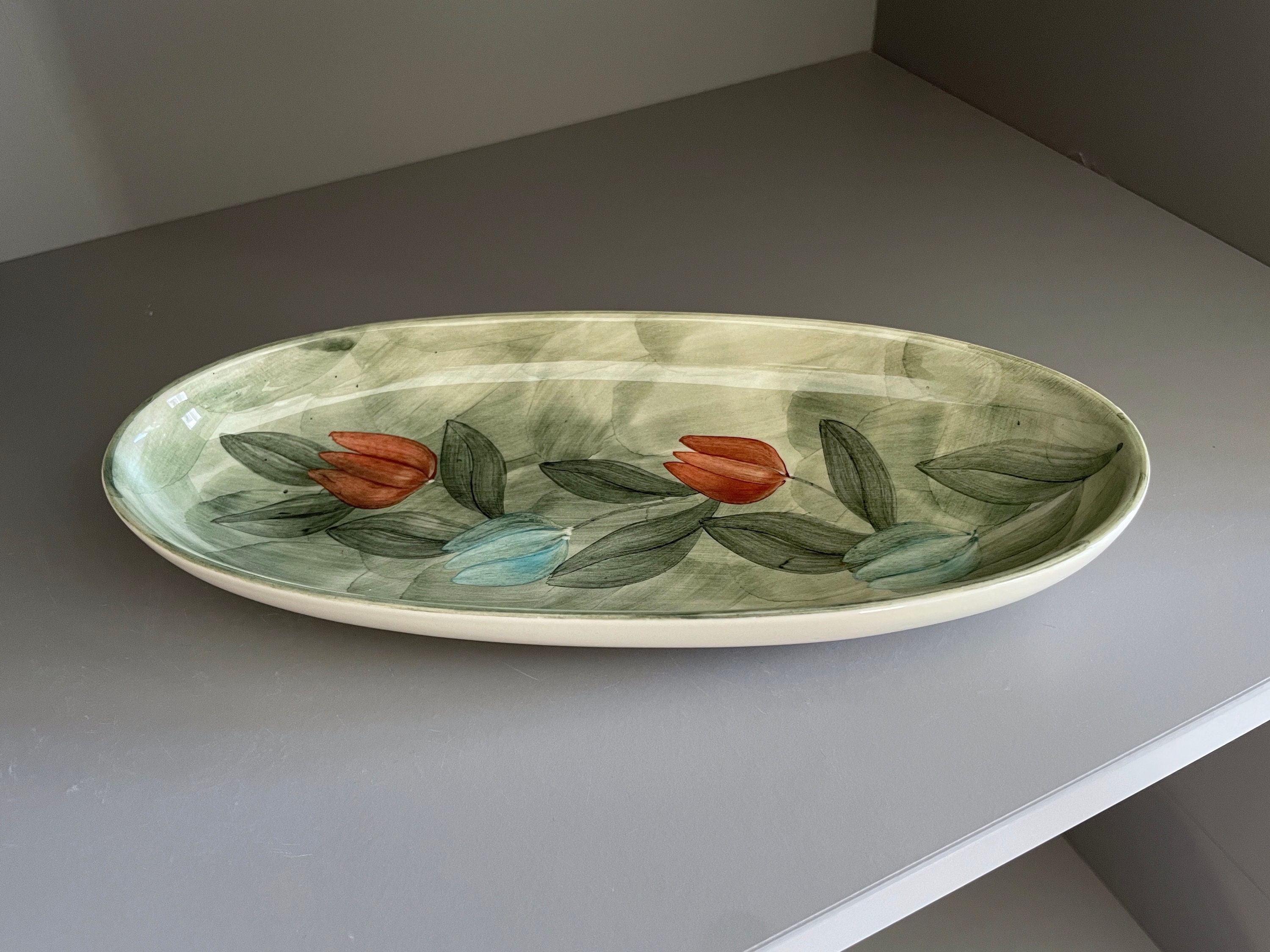 Ovale Schale aus Jersey-Keramik, handbemalt mit stilisierten Tulpenblumen und Blättern, Vintage grüne Blumenschale, c1970er-80er Jahre