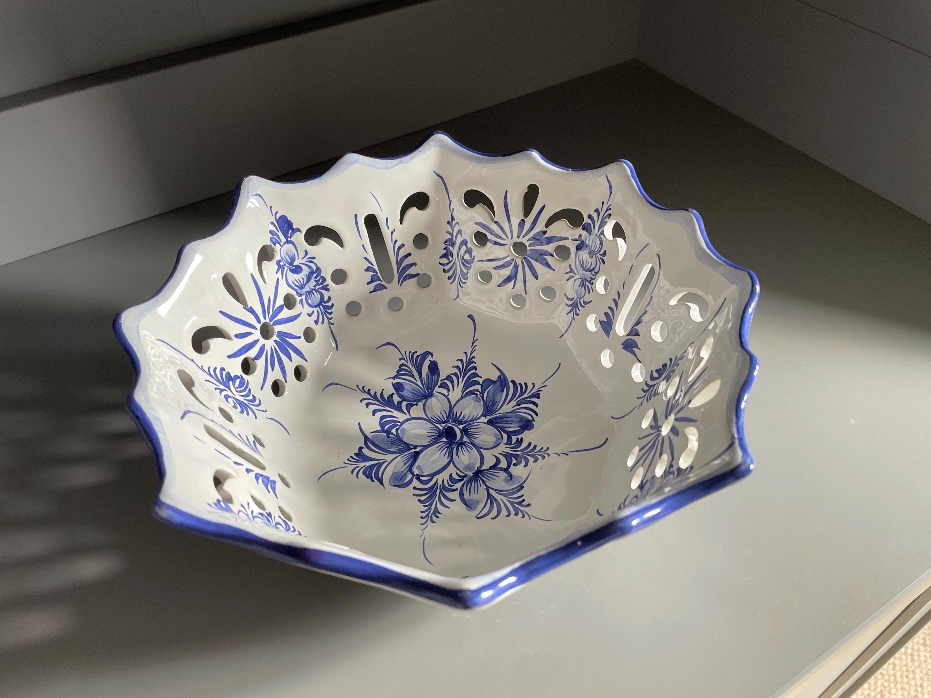 RC&CL ポルトガル陶器ボウル：手描きの花柄模様が施された大きな穴あき