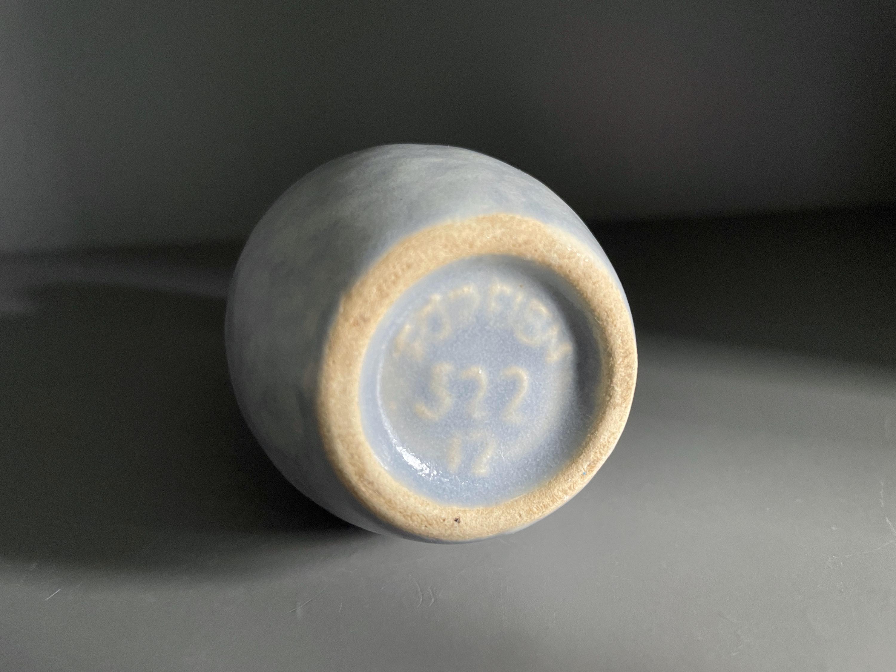 西ドイツの陶器の花瓶 - 斑点のある青灰色の釉薬と黄色の内側 (4.75