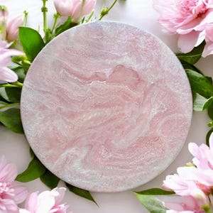 Lazy Susan rose clair, coulée à la main en résine époxy sans danger pour les aliments sur bambou, art géode, résine époxy géode, cadeau de pendaison de crémaillère, art fonctionnel.