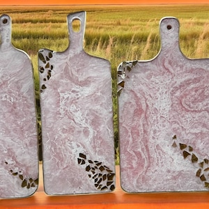 Lichtroze kaasplank met geodeontwerp van epoxyhars, handgemaakte charcuteriedisplay, 3 maten