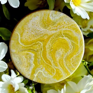 Lazy Susan jaune, coulée à la main en résine époxy sans danger pour les aliments sur bambou, art géode, résine époxy géode, cadeau de pendaison de crémaillère, art fonctionnel.
