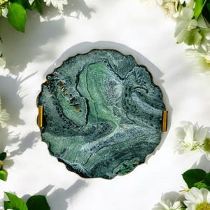 Green epoxy resin Tray, decorative tray, epoxy serving tray, epoxy art, wedding gift, housewarming gift, geode art, vanity tray.