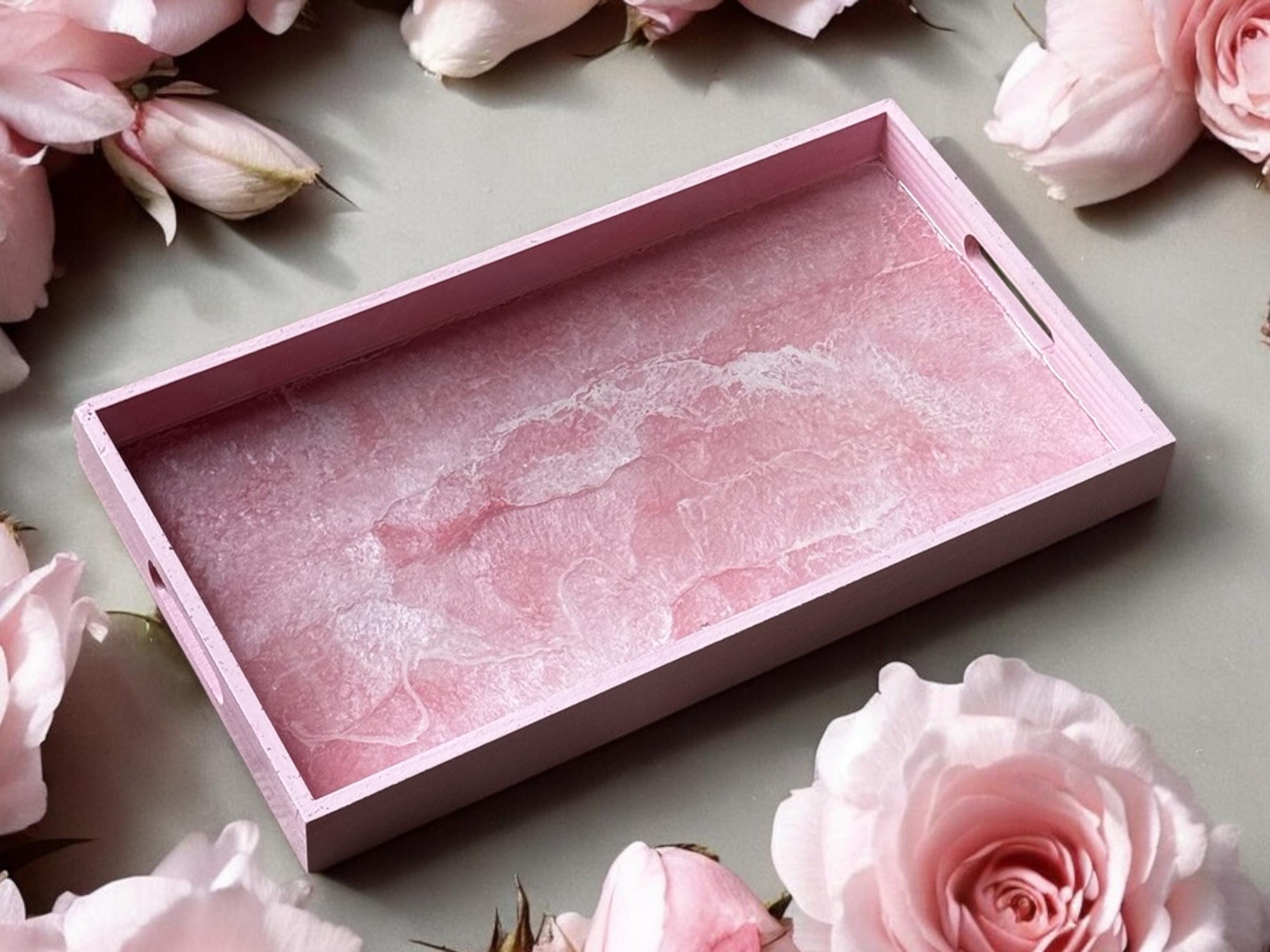 Bandeja de madera y resina epoxi rosa claro, diseño de geoda hecho a mano, 3 tamaños, regalo de inauguración de la casa, arte funcional, bandeja de TV, regalo para anfitrión