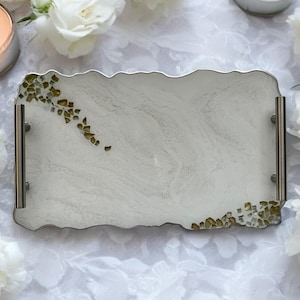 White epoxy resin Tray, decorative tray, epoxy serving tray, epoxy art, wedding gift, housewarming gift, geode art, vanity tray.
