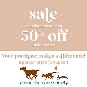 K&ouml;nnte beinhalten: Werbegrafik mit pfirsichfarbenem Hintergrund. Der Text "sale" ist in wei&szlig;er Schrift geschrieben, mit "50% off" in gro&szlig;en Buchstaben. Der Text "Your purchase makes a difference!" und "animal humane society" sind ebenfalls zu sehen.