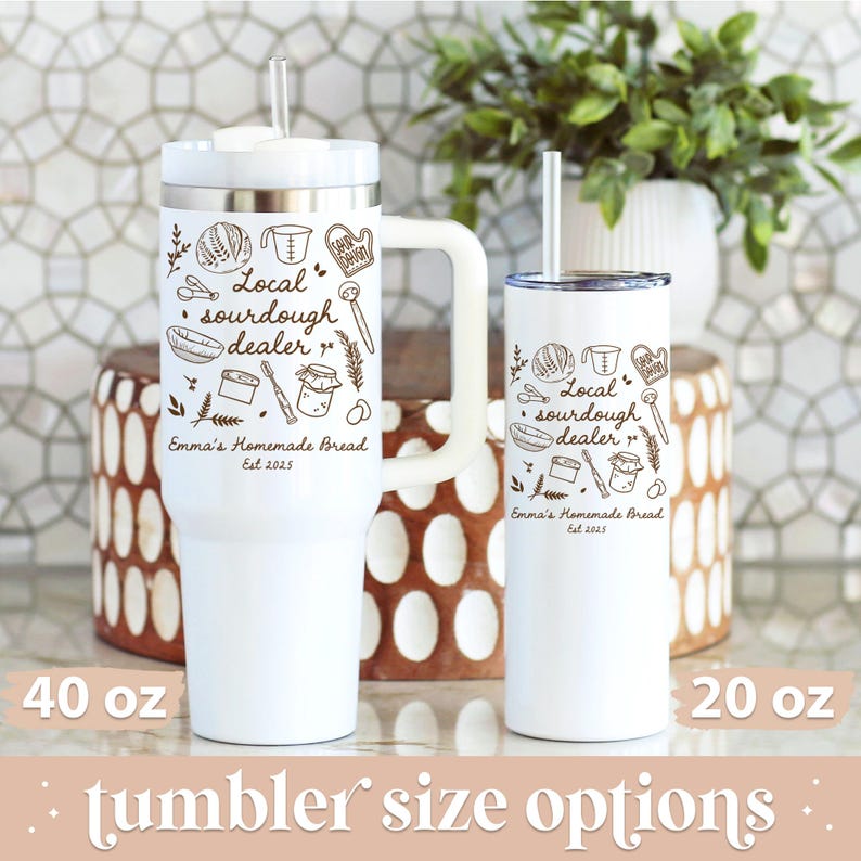 K&ouml;nnte beinhalten: Wei&szlig;e isolierte Becher mit Strohhalmen, mit einem "Local sourdough dealer"-Design mit Brot-Illustrationen. Ein Becher hat 1,18 Liter, der andere 591 ml. Der Text "Emma's Homemade Bread Est 2025" ist ebenfalls enthalten.