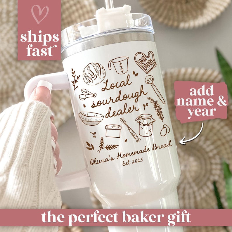 K&ouml;nnte beinhalten: Wei&szlig;er isolierter Becher mit Henkel, verziert mit Brotback-Illustrationen und dem Text "Local sourdough dealer". Der Text "Olivia's Homemade Bread Est 2025" ist ebenfalls vorhanden.