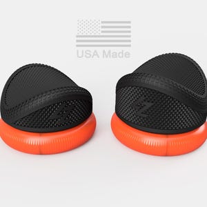 Peut inclure: Deux équipements d'exercice noirs et oranges. La partie supérieure est noire avec une surface texturée et la base est orange. Le texte "USA Made" est au-dessus de l'équipement, avec le drapeau américain.