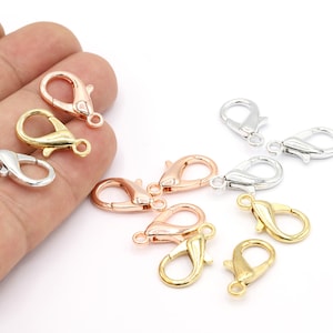 Peut inclure: Un ensemble de neuf fermoirs à ressort argentés, dorés et dorés à la rose. Les fermoirs sont un accessoire de fabrication de bijoux populaire.