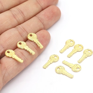 Dijes de llave chapados en oro brillante de 24 quilates (8 x 18 mm), mini colgantes de llave, accesorios para collares, dijes de llave, accesorios para collares, colgantes de llave - G857