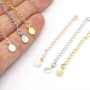 Puede incluir: Cuatro extensores de cadena de oro, plata y oro rosa con dijes redondos. Los extensores miden aproximadamente 5 cm de largo.