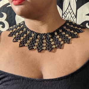 Colar Babete com Contas Pretas e Douradas