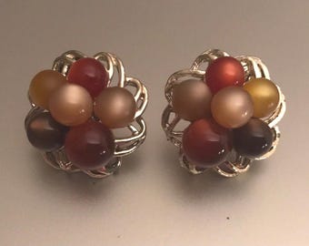 Pendientes de clip vintage de Lucite Moonglow firmados por Coro