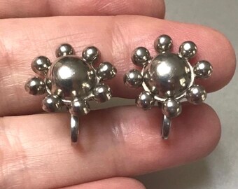 Pendientes vintage con rosca en tono plateado firmados por Coro.
