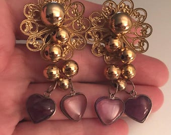 Pendientes de clip de cristal artístico vintage con doble corazón, filigrana y cuentas de oro.