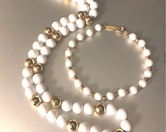 Set di gioielli vintage con collana e bracciale in perline di vetro al latte dorato Napier firmato