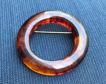 Broche vintage de baquelita (probado) con círculo abierto de ámbar miel en 3D