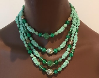 Collar de 4 hebras de perlas barrocas, cuentas de cristal de vidrio artístico en tonos verdes y dorados, firmado por Alemania Occidental.