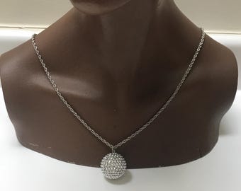 Halsband med hänge i kristall med eldklot, försilvrat repkedja, 85 cm