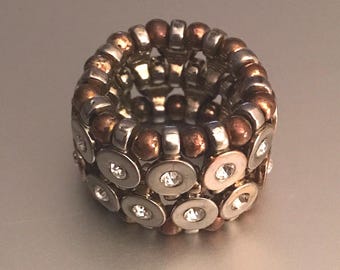 Anillo elástico vintage de dos tonos con diamantes de imitación en oro y plata. Nuevo.