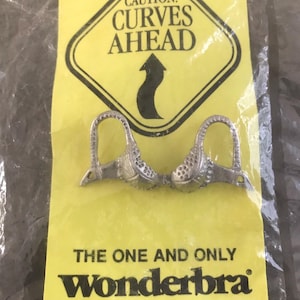 Broche de lapela Wonderbra vintage, cartão original, lacrado, novo, estoque antigo. Colecionável!