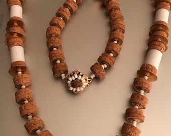 Collar con cuentas de corcho, vidrio y espaciadores, disco de latón, cierre ornamentado, firmado por Miriam Haskell, década de 1950