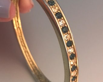 Pulsera rígida vintage romana firmada con diamantes de imitación azules y transparentes en tono dorado, con bisagra, estilo retro.