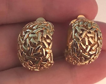 Pendientes vintage AK Ann Klein con clip de medio aro en tono dorado, nuevos firmados AK.