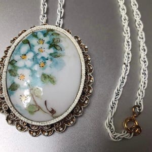 Vintage Florenza signierte viktorianische handgemalte Blumen-Porzellan-Goldvergoldete Filigrananhänger / Brosche-Emaille-Kettenhalskette