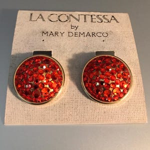 Vintage La Contessa von Mary Demarco signierte goldfarbene Strassstein gewölbte runde Clip auf Ohrringe.Neue alte Lagerware.Original Karte.