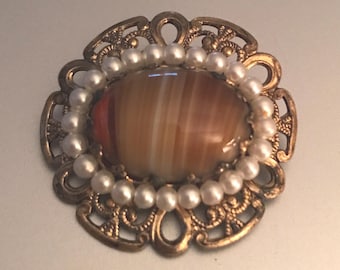 Broche vintage de Alemania Occidental con filigrana dorada y cabujón de cristal de pórfido, firmado y adornado con perlas.