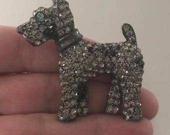 Broche de perro Scottish Terrier de Weiss de la década de 1940, broche de metal negro con diamantes de imitación y ojo azul, firmado.