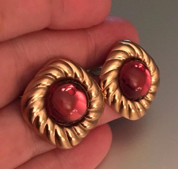 Paire De Clips Années 1970 - Cabochon Fonte De Verre Rouge - Métal Doré - Occasion