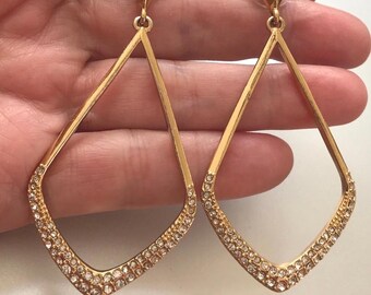 Modernist geometrische Strass Ohrringe goldfarben Signiert “V”