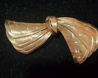 Broche vintage Coro Pegasus con lazo y estampado floral grabado, chapado en oro. Firmado. 3".