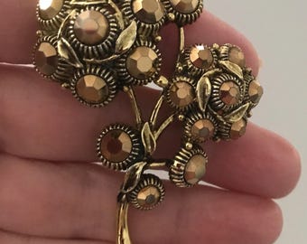 Broche vintage Weiss assinado, em ouro/bronze com strass, representando um buquê de flores. Item de colecionador!