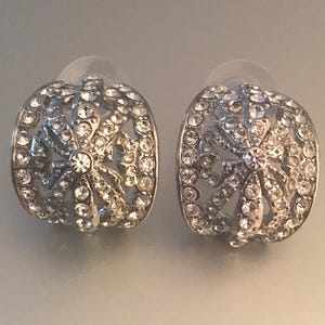 vintage Kenneth Jay Lane Boucles d'oreilles créoles bombées et ajourées en strass, neuves signées KJL