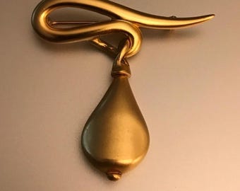 Broche vintage Anne Klein clásico con forma de lágrima y barra abstracta en tono dorado mate