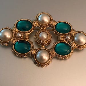 Vintage 1928 Jewelry Co. Pearl Emerald Green Cabochon Gold tone Brooch